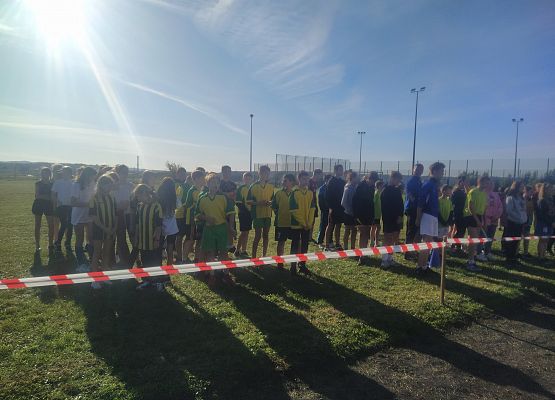 Zbiórka wszystkich reprezentacji szkół na boisku szkolnym