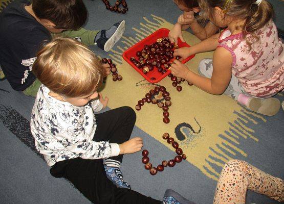 Układanie liter z kasztanów