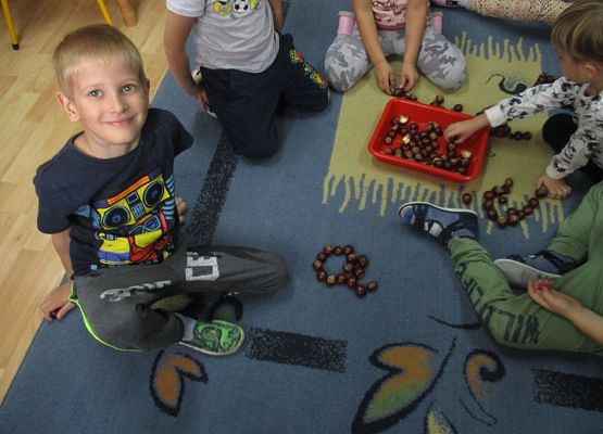 Układanie liter z kasztanów