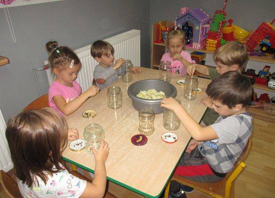 Starszaki przygotowują kompot z gruszek