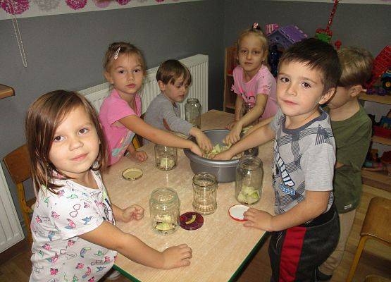 Starszaki przygotowują kompot z gruszek