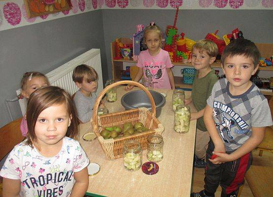 Starszaki przygotowują kompot z gruszek