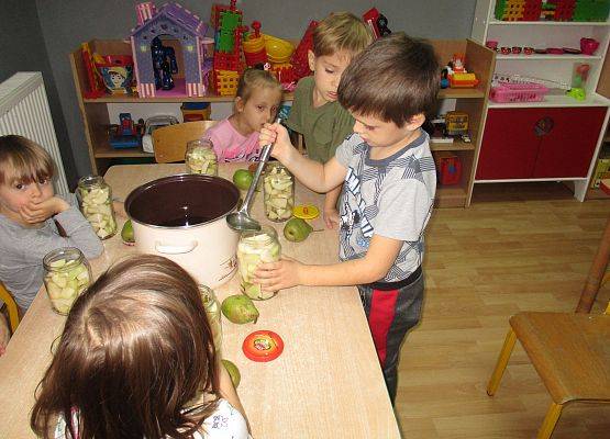Starszaki przygotowują kompot z gruszek