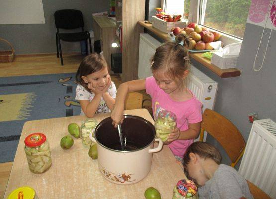 Starszaki przygotowują kompot z gruszek