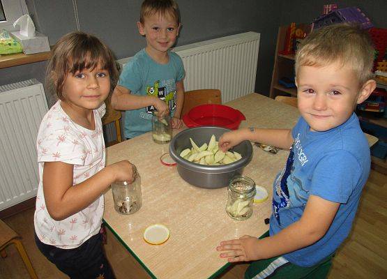 Starszaki przygotowują kompot z gruszek