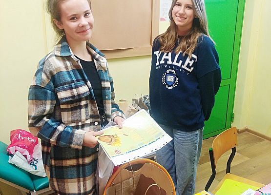 Julia i Maja podczas akcji charytatywnej