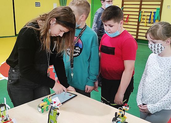 Pokazy robotów przez klasę piątą dla klas młodszych podczas Code Week 2021
