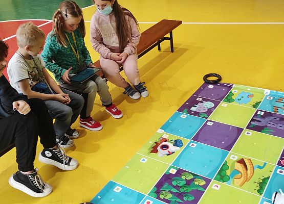 Pokazy robotów przez klasę piątą dla klas młodszych podczas Code Week 2021