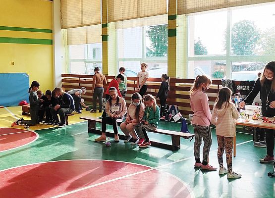 Pokazy robotów przez klasę piątą dla klas młodszych podczas Code Week 2021