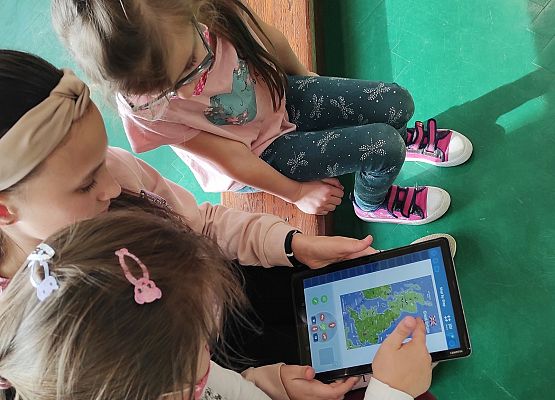Pokazy robotów przez klasę piątą dla klas młodszych podczas Code Week 2021