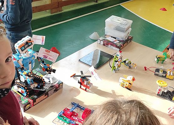 Pokazy robotów przez klasę piątą dla klas młodszych podczas Code Week 2021