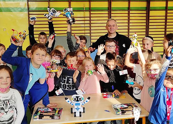 Pokazy robotów przez klasę piątą dla klas młodszych podczas Code Week 2021