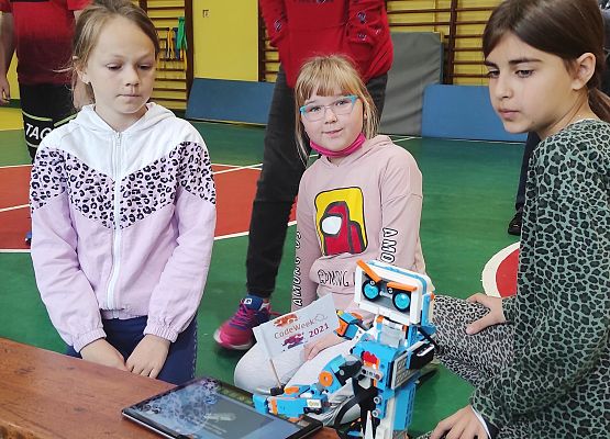 Pokazy robotów przez klasę piątą dla klas młodszych podczas Code Week 2021