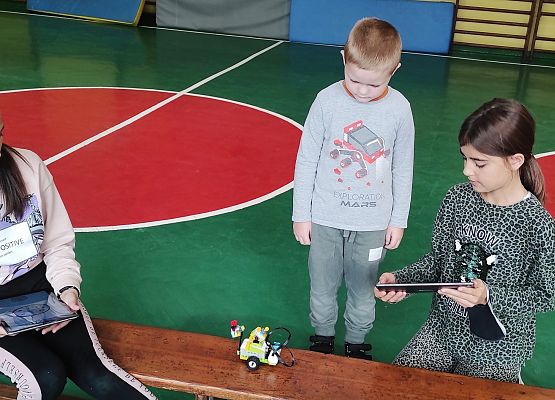 Pokazy robotów przez klasę piątą dla klas młodszych podczas Code Week 2021