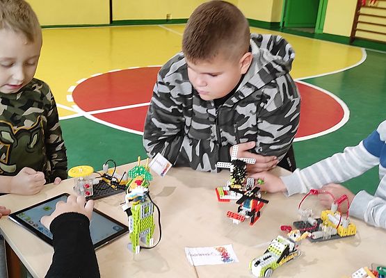 Pokazy robotów przez klasę piątą dla klas młodszych podczas Code Week 2021