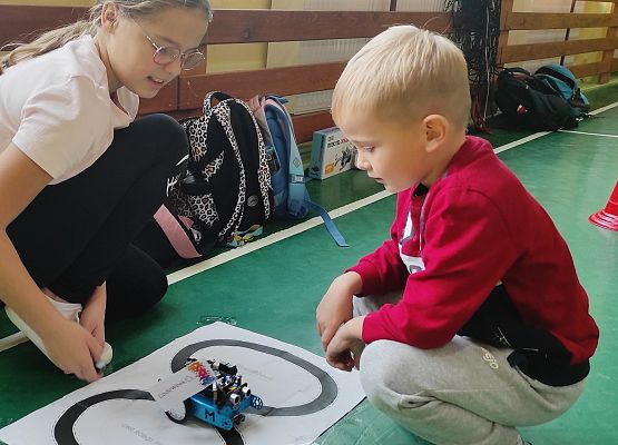 Pokazy robotów przez klasę piątą dla klas młodszych podczas Code Week 2021
