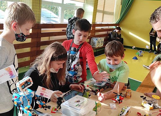 Pokazy robotów przez klasę piątą dla klas młodszych podczas Code Week 2021