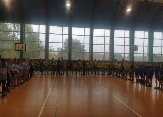 Gminne zawody w unihokeja - zbiórka reprezentacji szkół z terenu gminy