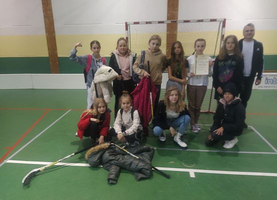 Zawody powiatowe - wspólne zdjęcie reprezentacji szkoły po zakończeniu rywalizacji