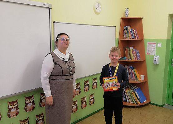 Pani bibliotekarka i uczeń klasy II Jakub Tomczak