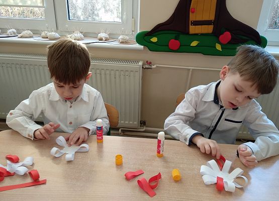 Grafika 2: BIAŁO-CZERWONE BARWY