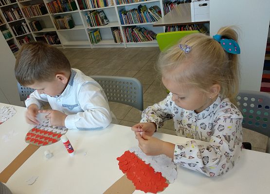 Grafika 7: BIAŁO-CZERWONE BARWY