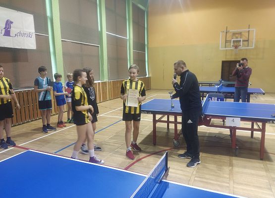 Finał powiatowy w tenisie stołowym dziewcząt - wręczenie dyplomu i pucharu za zajęcie I miejsca w powiecie