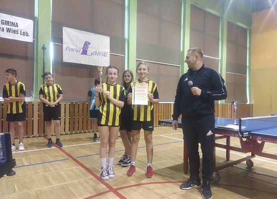 Finał powiatowy w tenisie stołowym dziewcząt - wręczenie dyplomu i pucharu za zajęcie I miejsca w powiecie