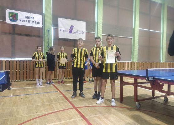 Finał powiatowy w tenisie stołowym chłopców - wręczenie dyplomu i pucharu za zajęcie I miejsca w powiecie