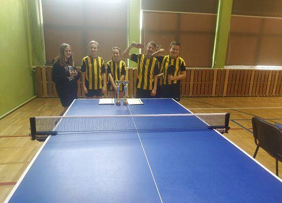 Finał powiatowy w tenisie stołowym - wspólne zdjęcie zwycięskich reprezentacji dziewcząt i chłopców SP Garczegorze