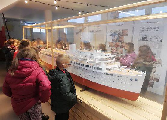 Uczniowie przy statku Wilhelm Gustloff