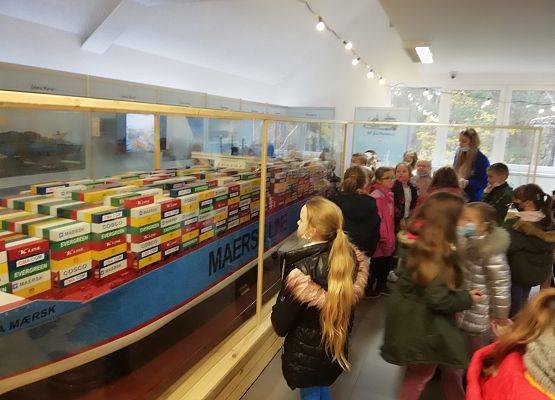 Uczniowie przy kontenerowcu