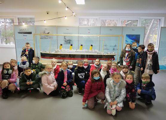 Uczniowie przy Titanicu