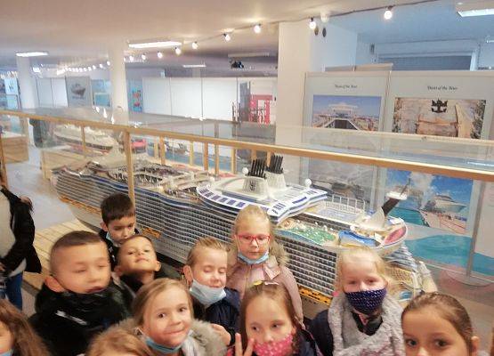 Uczniowie przy hotelowcu