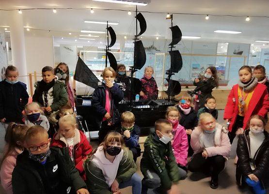 Uczniowie przed statkiem piratów