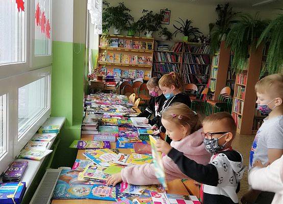 Uczniowie przeglądają nowości wydawnicze