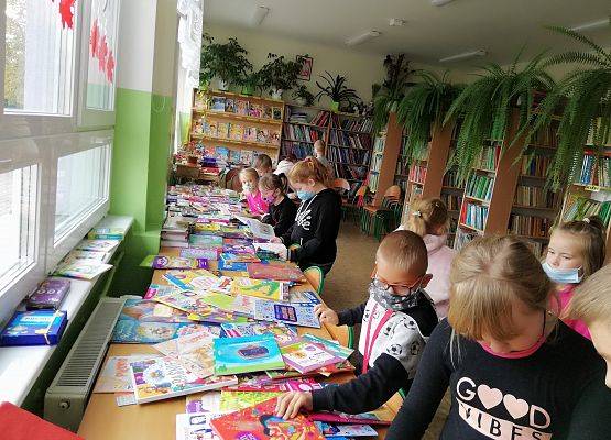Uczniowie przeglądają nowości wydawnicze