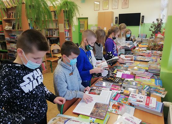 Uczniowie przeglądają nowości wydawnicze