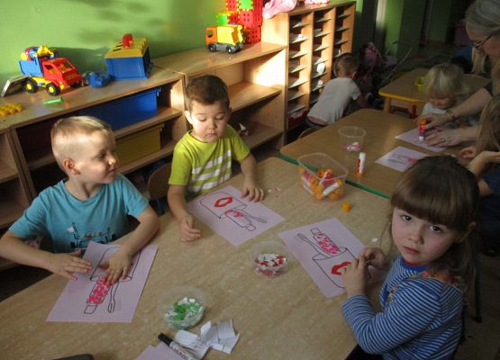 Młodsze dzieci przy pracy