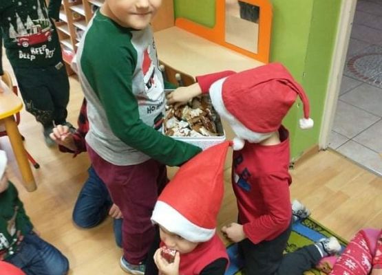 Dominik częstuje dzieci swoimi pierniczkami