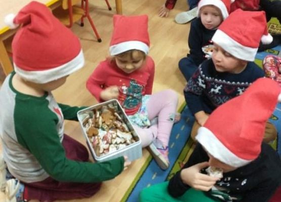 Dominik częstuje dzieci swoimi pierniczkami