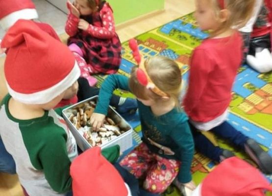 Dominik częstuje dzieci swoimi pierniczkami