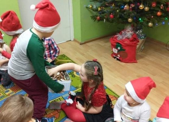 Dominik częstuje dzieci swoimi pierniczkami