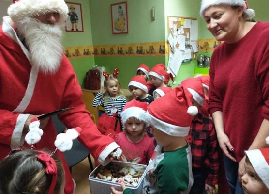 Dominik częstuje Mikołajka swoimi pierniczkami