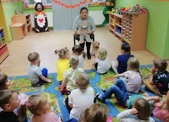 Przedszkolaki słuchają bajki o misiu