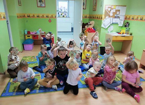 Przedszkolaki z wykonanymi przez siebie misiami