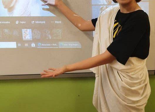 Uczniowie klasy V w roli bogów greckich