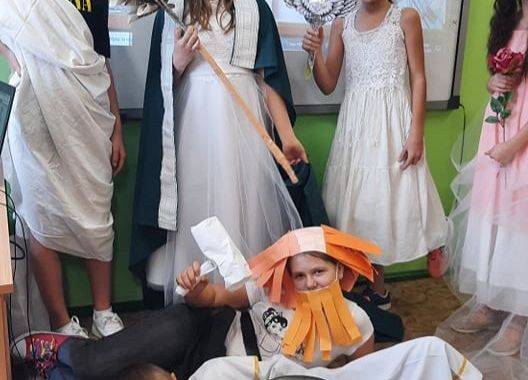 Uczniowie klasy V w roli bogów greckich