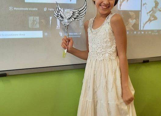 Uczniowie klasy V w roli bogów greckich