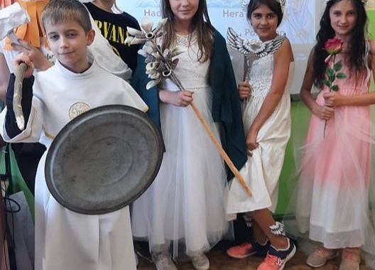 Uczniowie klasy V w roli bogów greckich